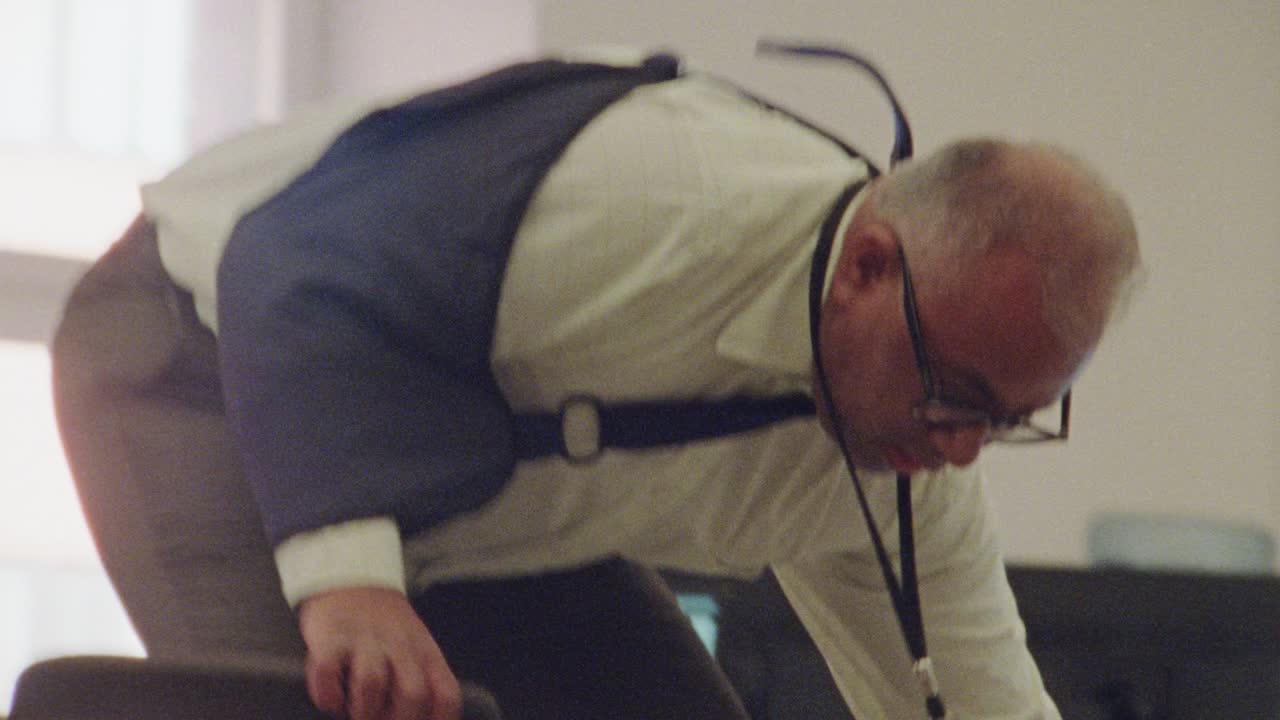 Pain doesn't belong in the office - Slutet är Nära - Contour