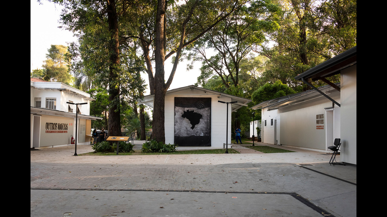 Identidade visual da exposição Outros Navios: Fotografias de Eustáquio Neves - 2022 - Giulia Fagundes + Daó