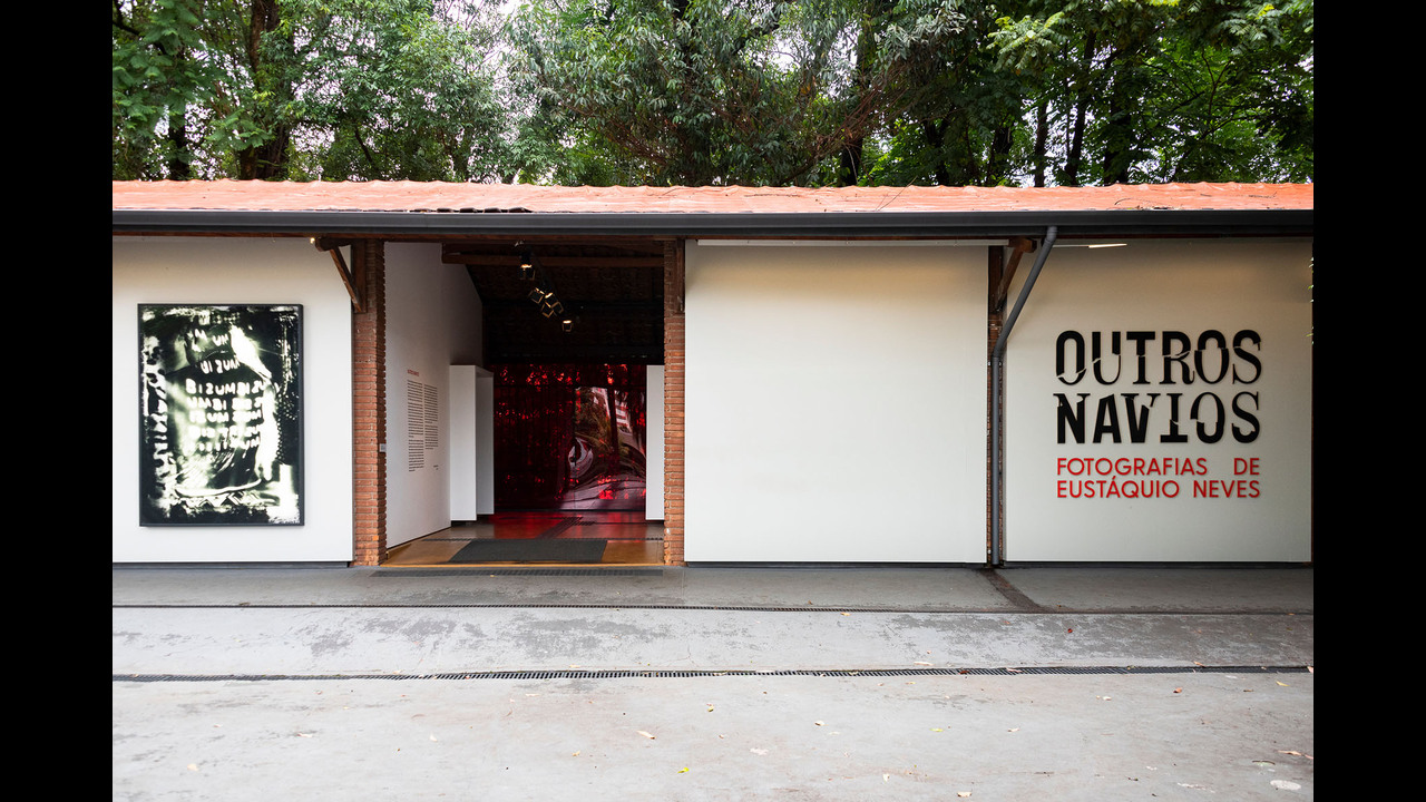 Identidade visual da exposição Outros Navios: Fotografias de Eustáquio Neves - 2022 - Giulia Fagundes + Daó
