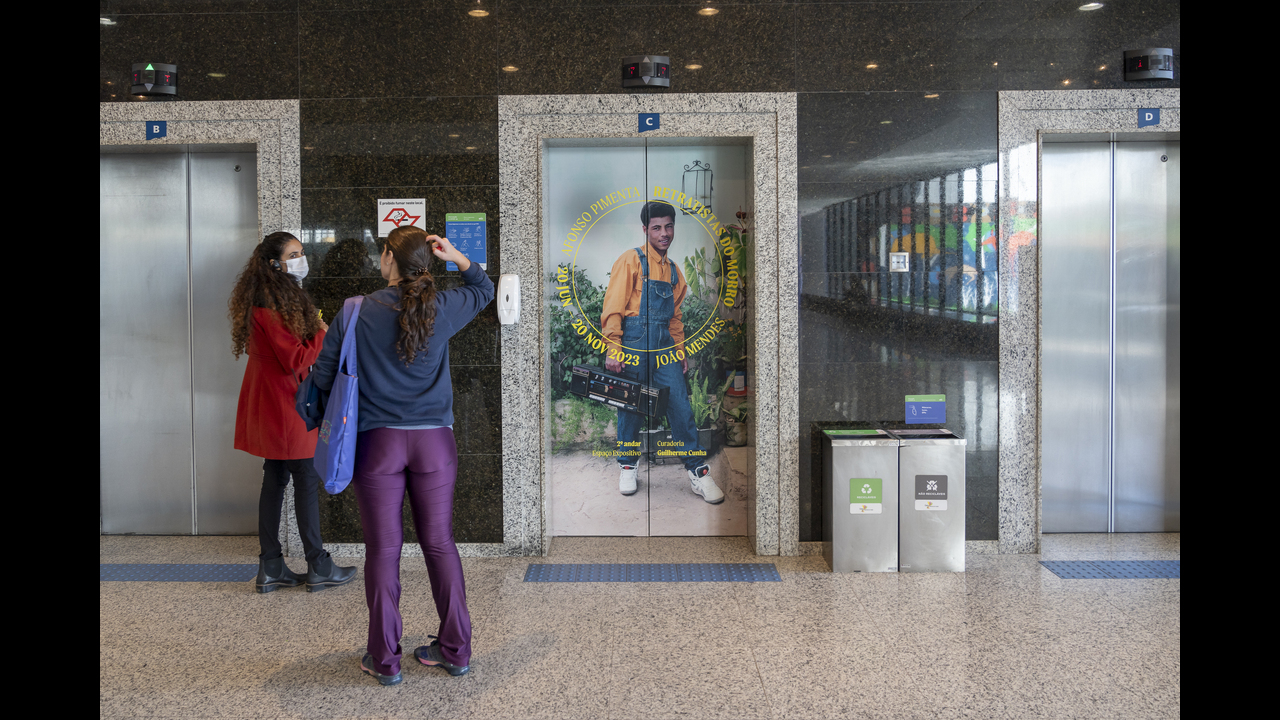 Comunicação visual da exposição Retratistas do Morro no Sesc Pinehiros - 2023 - Estúdio Claraboia