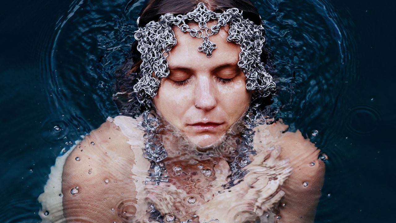 Under Water - CALL YOUR MUSE - Mia Knop Jacobsen