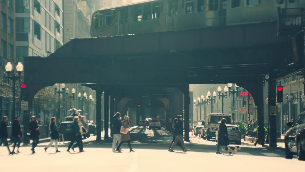 IAMS Presents: Waylon - Biscuit Filmworks x Revolver - We worked with IAMS and Adam&EveDDB to create a giant overweight dog parade balloon, stuck between two buildings enroute to the Chicago thanksgiving parade.
The aim was to raise awareness of dog obesity in the US and promote healthier choices for pet owners.