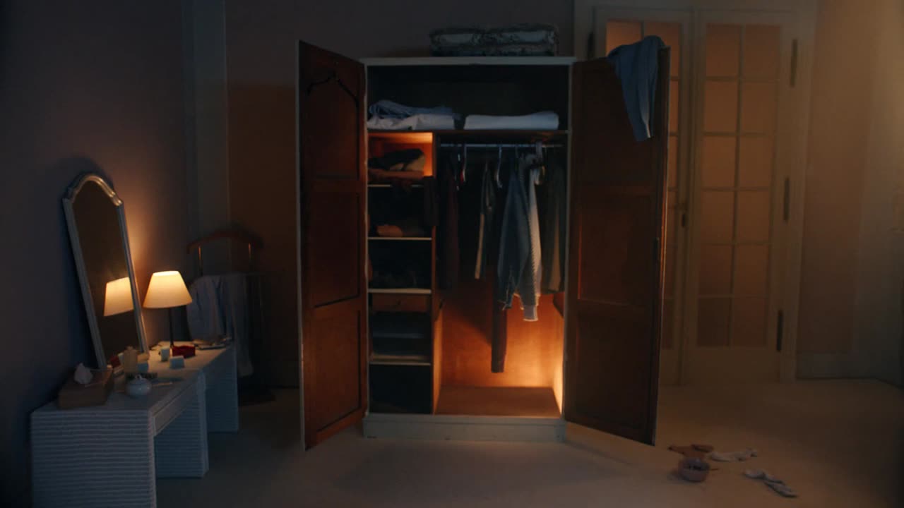 What Do I Wear? | Holidays 2024 - Academy Films - Zalando